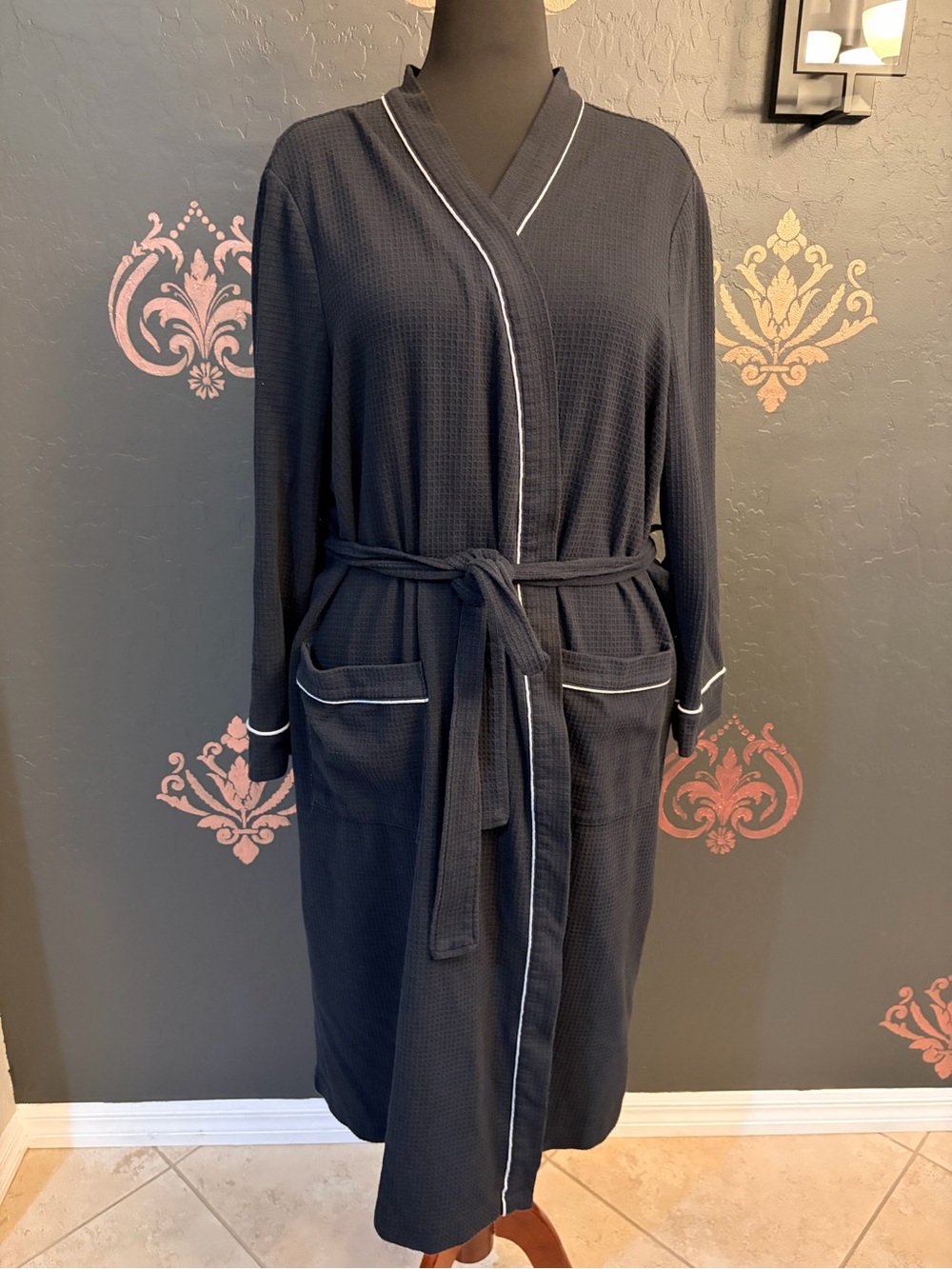 Amazon Essentials Women's Black Waffle Robe with White Piping